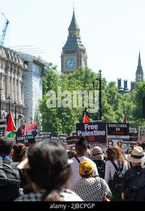 I manifestanti alla fine della marcia della Palestina libera dell'Apartheid, per protestare contro 74 anni di Nakba, quando i palestinesi sono stati sfollati dalla creazione di Israele nel 1948. Foto Stock