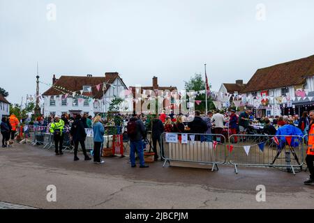 Lavenham, Regno Unito. 5 giugno 2022. Il grande pranzo giubilare di Lavenham, che si è tenuto nella piazza del mercato del villaggio di Suffolk, e che ha fatto parte della trasmissione in diretta della BBC nell’ultimo giorno delle celebrazioni del Giubileo del platino della Regina. La trasmissione della BBC si è concentrata sul mercato di Lavenham durante le quattro ore di Platinum Pageant, che hanno caratterizzato i grandi pranzi del Giubileo da tutto il paese. Due segmenti sono stati trasmessi dalla festa di strada, come la folla godere l'ultimo giorno delle celebrazioni. Credit: Mark Bulllivore/Alamy Live News Foto Stock