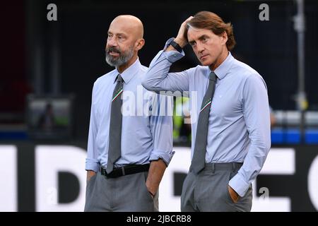 Stadio Renato Dall’Ara, Bologna, 04 giugno 2022, Roberto Mancini (Capo Coach d'Italia) e Gianluca Vialli (Capo Delegazione d'Italia) durante Foto Stock