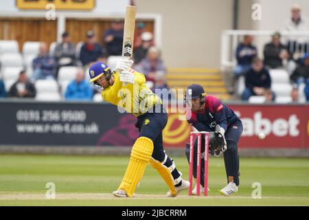 Graham Clark di Durham si abbatte durante la partita di gruppo Vitality Blast T20 North al Seat Unique Riverside, Chester le Street. Data foto: Domenica 5 giugno 2022. Foto Stock