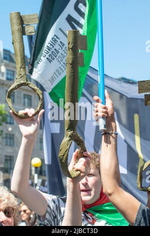 I manifestanti che detengono le chiavi alla fine dell'Apartheid - la protesta della Palestina libera a Londra. Le chiavi simboleggiano le case rubate dai palestinesi da Israele dal '48. Foto Stock