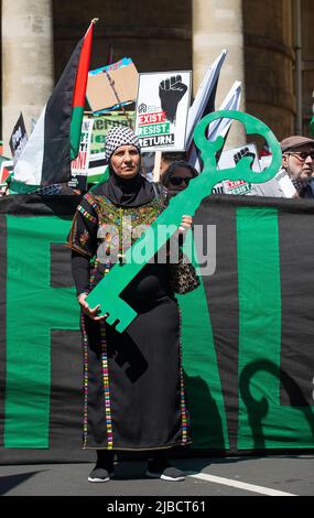 I manifestanti che detengono le chiavi alla fine dell'Apartheid - la protesta della Palestina libera a Londra. Le chiavi simboleggiano le case rubate dai palestinesi da Israele dal '48. Foto Stock