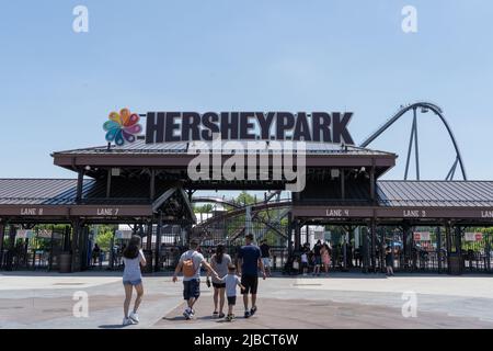 Hershey, Pennsylvania - 30 maggio 2022: L'ingresso principale al parco divertimenti a tema Hersheypark Foto Stock