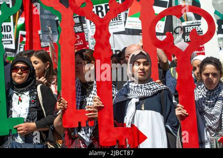 I manifestanti che detengono le chiavi alla fine dell'Apartheid - la protesta della Palestina libera a Londra. Le chiavi simboleggiano le case rubate dai palestinesi da Israele dal '48. Foto Stock