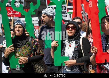 I manifestanti che detengono le chiavi alla fine dell'Apartheid - la protesta della Palestina libera a Londra. Le chiavi simboleggiano le case rubate dai palestinesi da Israele dal '48. Foto Stock