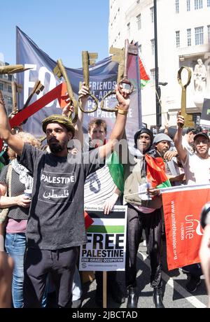 I manifestanti che detengono le chiavi alla fine dell'Apartheid - la protesta della Palestina libera a Londra. Le chiavi simboleggiano le case rubate dai palestinesi da Israele dal '48. Foto Stock