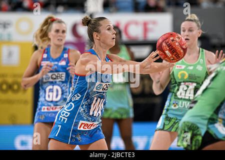 Nuovo Galles del Sud, Australia; 5th giugno 2022; Ken Rosewall Arena, Sydney, Nuovo Galles del Sud, Australia; Australian Suncorp Super Netball, NSW Swifts versus West Coast Fever; Paige Hadley of the Swifts passa la palla Foto Stock