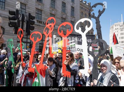 I manifestanti che detengono le chiavi alla fine dell'Apartheid - la protesta della Palestina libera a Londra. Le chiavi simboleggiano le case rubate dai palestinesi da Israele dal '48. Foto Stock