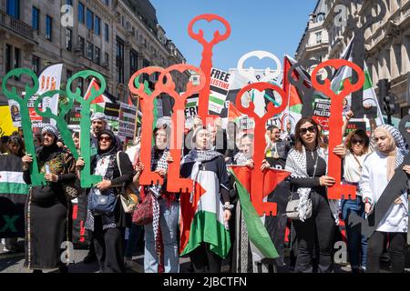 I manifestanti che detengono le chiavi alla fine dell'Apartheid - la protesta della Palestina libera a Londra. Le chiavi simboleggiano le case rubate dai palestinesi da Israele dal '48. Foto Stock