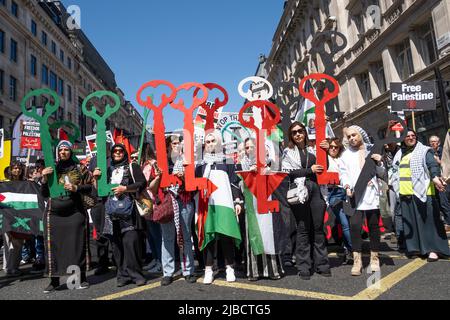 I manifestanti che detengono le chiavi alla fine dell'Apartheid - la protesta della Palestina libera a Londra. Le chiavi simboleggiano le case rubate dai palestinesi da Israele dal '48. Foto Stock