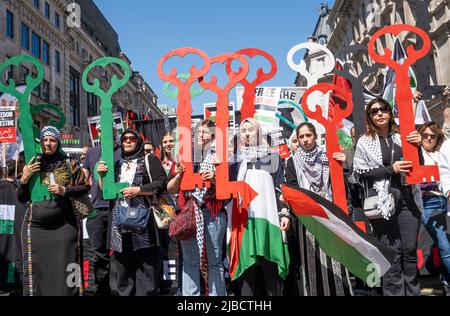 I manifestanti che detengono le chiavi alla fine dell'Apartheid - la protesta della Palestina libera a Londra. Le chiavi simboleggiano le case rubate dai palestinesi da Israele dal '48. Foto Stock