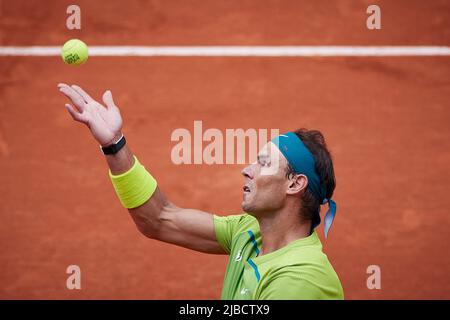 Parigi, Francia. 5th giugno 2022. Rafael Nadal di Spagna serve durante la finale maschile di single contro Casper Ruud di Norvegia al torneo di tennis francese Open al Roland Garros di Parigi, Francia, 5 giugno 2022. Credit: Meng Dingbo/Xinhua/Alamy Live News Foto Stock