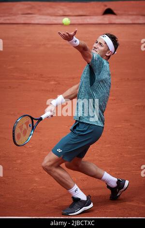 Parigi, Francia. 5th giugno 2022. Casper Ruud di Norvegia serve durante la finale maschile dei singoli contro Rafael Nadal di Spagna al torneo di tennis francese Open al Roland Garros di Parigi, Francia, 5 giugno 2022. Credit: Meng Dingbo/Xinhua/Alamy Live News Foto Stock