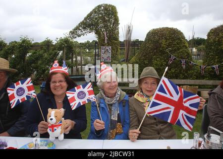 Newcastle upon Tyne (Regno Unito), 05/06/2022, HM Queen Elizabeth II 70th Platinum Jubilee Street Party at West Jesmond Allotment, Newcastle upon Tyne (Regno Unito), le comunità di tutto il Regno Unito si riuniscono per celebrare il Giubileo del platino della Regina, incluse le feste di strada della comunità, 5th giugno 2022, Credit: DEW/Alamy Live News Foto Stock