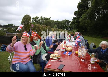 Newcastle upon Tyne (Regno Unito), 05/06/2022, HM Queen Elizabeth II 70th Platinum Jubilee Street Party at West Jesmond Allotment, Newcastle upon Tyne (Regno Unito), le comunità di tutto il Regno Unito si riuniscono per celebrare il Giubileo del platino della Regina, incluse le feste di strada della comunità, 5th giugno 2022, Credit: DEW/Alamy Live News Foto Stock