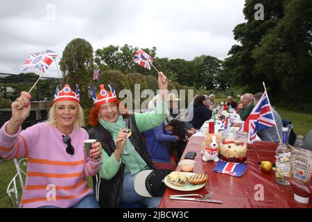 Newcastle upon Tyne (Regno Unito), 05/06/2022, HM Queen Elizabeth II 70th Platinum Jubilee Street Party at West Jesmond Allotment, Newcastle upon Tyne (Regno Unito), le comunità di tutto il Regno Unito si riuniscono per celebrare il Giubileo del platino della Regina, incluse le feste di strada della comunità, 5th giugno 2022, Credit: DEW/Alamy Live News Foto Stock