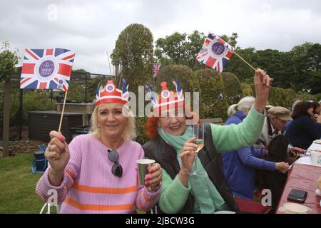 Newcastle upon Tyne (Regno Unito), 05/06/2022, HM Queen Elizabeth II 70th Platinum Jubilee Street Party at West Jesmond Allotment, Newcastle upon Tyne (Regno Unito), le comunità di tutto il Regno Unito si riuniscono per celebrare il Giubileo del platino della Regina, incluse le feste di strada della comunità, 5th giugno 2022, Credit: DEW/Alamy Live News Foto Stock