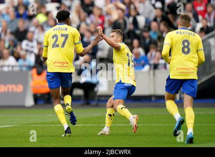 Solihull Moors Kyle Hudlin festeggia il traguardo di apertura durante la partita finale della Vanarama National League al London Stadium di Londra. Data foto: Domenica 5 giugno 2022. Foto Stock