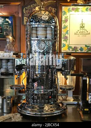 Macchina da caffè esotica in un piccolo caffè a Venezia Foto Stock