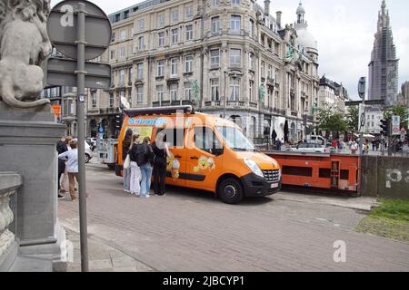 La gente acquista gelato in scooped ad un camion del gelato nel centro della città belga di Anversa. Primavera, maggio Foto Stock