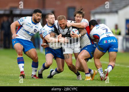 Josh Griffin (centro) di Hull FC tenta di superare il backline Wakefield Trinity durante la partita della Betfred Super League al Be Well Support Stadium di Wakefield. Data foto: Domenica 5 giugno 2022. Foto Stock