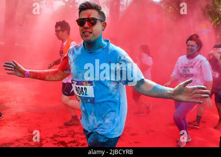 Mosca. 5th giugno 2022. La gente corre attraverso la polvere di colore mentre competono nell'evento di corsa 5km Color Run a Mosca, Russia il 5 giugno 2022. Credit: Alexander Zemlianichenko Jr/Xinhua/Alamy Live News Foto Stock