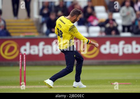 Durhams Andrew Tye festeggia il lancio del Northamptons ben Curran durante la partita di gruppo Vitality Blast T20 North al Seat Unique Riverside, Chester le Street. Data foto: Domenica 5 giugno 2022. Foto Stock