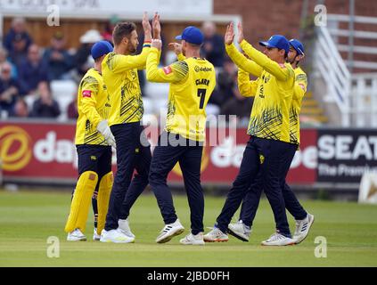 Durhams Andrew Tye festeggia il lancio di Northamptons ben Curran con i suoi compagni di squadra durante la partita di gruppo Vitality Blast T20 North al Seat Unique Riverside, Chester le Street. Data foto: Domenica 5 giugno 2022. Foto Stock