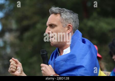 MSP scozzese che parla a una dimostrazione pro Ucraina al di fuori del Parlamento Foto Stock