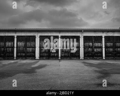 Vecchio garage del servizio pubblico di autobus a Amstetten, Austria in bianco e nero monocromatico Foto Stock