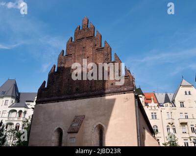 Vecchia sinagoga nuova o Staronova sinagoga nel quartiere ebraico Josefov di Praga, Repubblica Ceca Foto Stock