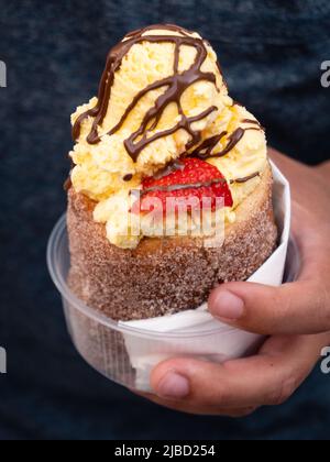 Trdelnik, chiamato anche trdlo o trozkol, una torta sputata ceca con gelato alla vaniglia, salsa di Chocoolate e fragola Foto Stock