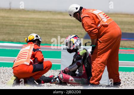 5th giugno 2022; circuito de Catalunya, Montmelo, Barcellona, Spagna: Gran Premi Monster Energy de Catalunya, MotoGP di Spagna, gara giorno: Takaaki Nakagami del Giappone (30) la LCR Honda MotoGP si sta curando dai marshalls dopo essere stata coinvolta in un crash durante la gara di partenza Credit: Pablo Guillen/Alamy Foto Stock