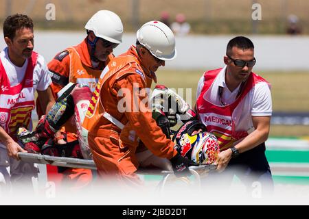 5th giugno 2022; circuito de Catalunya, Montmelo, Barcellona, Spagna: Gran Premi Monster Energy de Catalunya, MotoGP di Spagna, gara giorno: Takaaki Nakagami del Giappone (30) LCR Honda MotoGP si sta curando dai medici e dai marshalls dopo essere stato coinvolto in un incidente durante la gara di partenza Credit: Pablo Guillen/Alamy Foto Stock