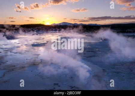 Ora d'oro al tramonto nella zona di Norris Geyser Basin, parco nazionale di Yellowstone, Wyoming, USA. Paesaggio vulcanico con attività geotermica. Foto Stock