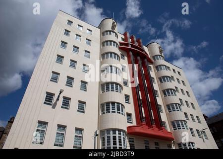 Guardando in su a lui Beresford, un edificio in stile art deco / Streamline moderne, in Sauchiehall Street, Glasgow, Scozia. Foto Stock