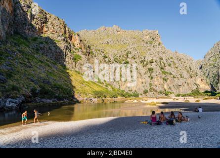 Turisti sulla spiaggia di ciottoli, Torrent de Pareis, SA Calobra, Maiorca, Isole Baleari, Spagna Foto Stock