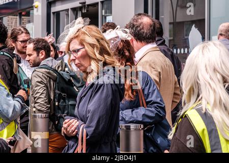 Epsom Surrey, Londra UK, giugno 04 2022, donna di mezza età a piedi in strada affollata Foto Stock