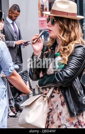 Epsom Surrey, Londra UK, Giugno 04 2022, Trendy Cool Woman Usine Vape indossando Panama Hat e giacca in pelle Foto Stock