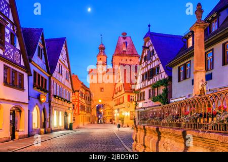 Rothenburg, Germania. La città medievale di Rothenburg ob der Tauber di notte. Foto Stock