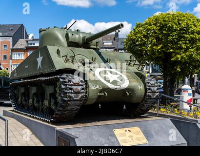 Bastogne, Belgio - 4 Giugno, 2022: Vista del monumento ai carri armati Sherman nel centro di Bastogne Foto Stock