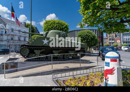 Bastogne, Belgio - 4 Giugno, 2022: Vista del monumento ai carri armati Sherman nel centro di Bastogne Foto Stock