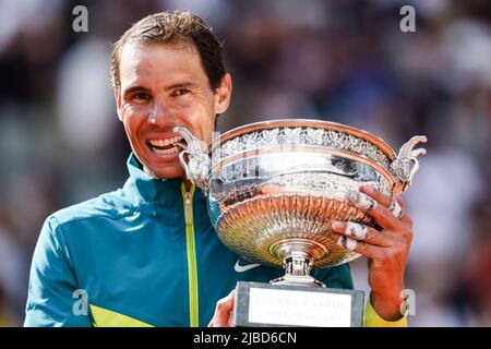 Parigi, Francia. 05th giugno 2022. Tennis: Grand Slam/ATP Tour - French Open, single maschile, final, Nadal (Spagna) - Ruud (Norvegia): Rafael Nadal morde nel trofeo del vincitore. Credit: Frank Molter/dpa/Alamy Live News Foto Stock