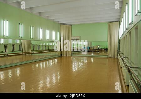 Balletto e classe coreografica. Ampia sala per lezioni e prove di gruppi di danza Foto Stock