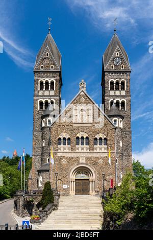 Clervaux, Lussemburgo - 4 giugno 2022: Vista della pittoresca e storica chiesa di Clervaux nel nord del Lussemburgo Foto Stock