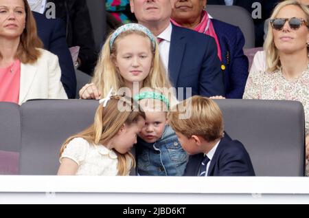 Princess Charlotte, Lena Tindall, Prince George (seconda fila al centro) Savannah Phillips durante il Platinum Jubilee Pageant di fronte a Buckingham Palace, Londra, il giorno quattro delle celebrazioni del Platinum Jubilee. Data foto: Domenica 5 giugno 2022. Foto Stock