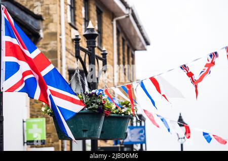 Bunting e decorazioni a Bicester, Oxfordshire per il Queens Platinum Jubilee. Foto Stock