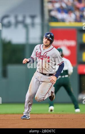 Denver CO, Stati Uniti. 4th giugno 2022. Il terzo baseman di Atlanta Austin Riley (27) gestisce le basi durante il gioco con Atlanta Braves e Colorado Rockies tenuto al Coors Field di Denver Co. David Seelig/Cal Sport Medi. Credit: csm/Alamy Live News Foto Stock
