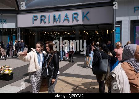 Shopping a Primark nel quartiere dello shopping del centro città il 30th maggio 2022 a Birmingham, Regno Unito. Il negozio di Birmingham è il più grande Primark del mondo, e uno dei loro negozi di punta, che vendono vestiti alla fine del budget del mercato. L'azienda fonti a basso costo, utilizzando semplici disegni e tessuti nelle dimensioni più popolari e acquista stock in bulk. Foto Stock