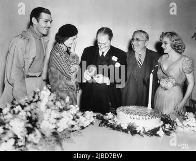 CLARK GABLE MYRNA LOY MGM Production Head LOUIS B. MAYER e JEAN HARLOW festeggiano il 59th compleanno DI LIONEL BARRYMORE il 28th 1937 aprile presso gli MGM Studios di Culver City Los Angeles Pubblicità per Metro Goldwyn Mayer Foto Stock